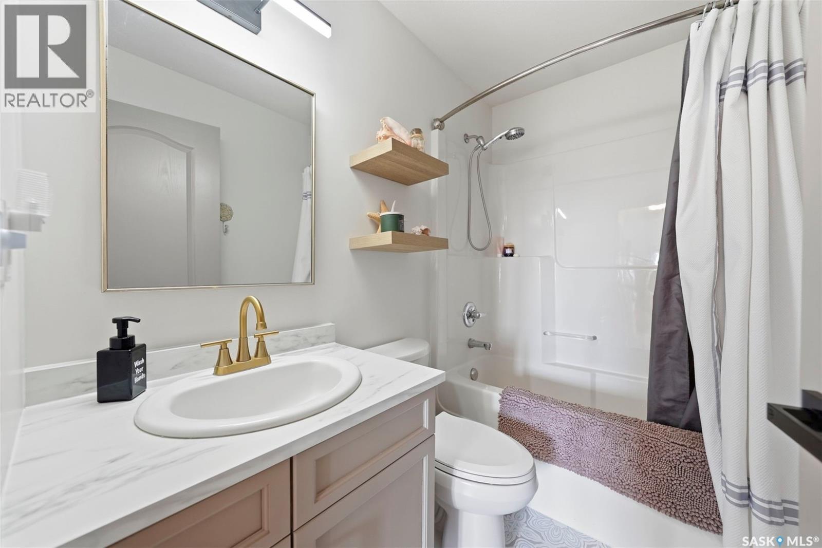 402 Crystal Bay, Warman, SK - Indoor Photo Showing Bathroom