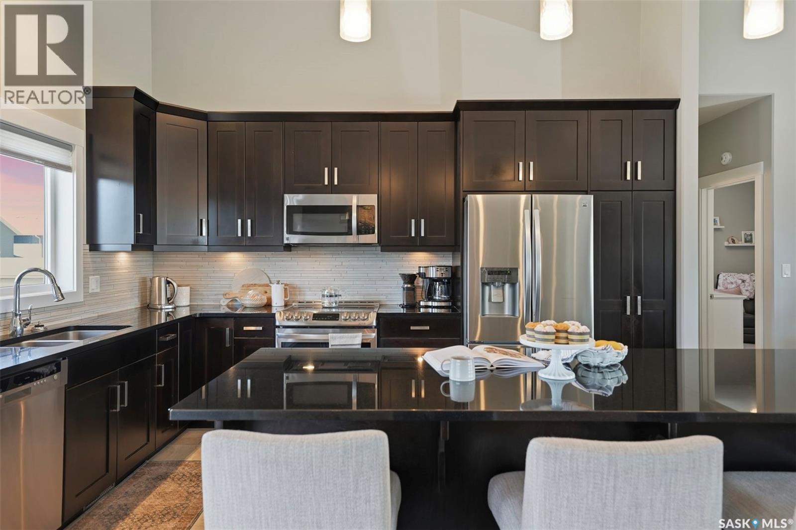 407 Silver Birch Lane, Warman, SK - Indoor Photo Showing Kitchen With Double Sink With Upgraded Kitchen