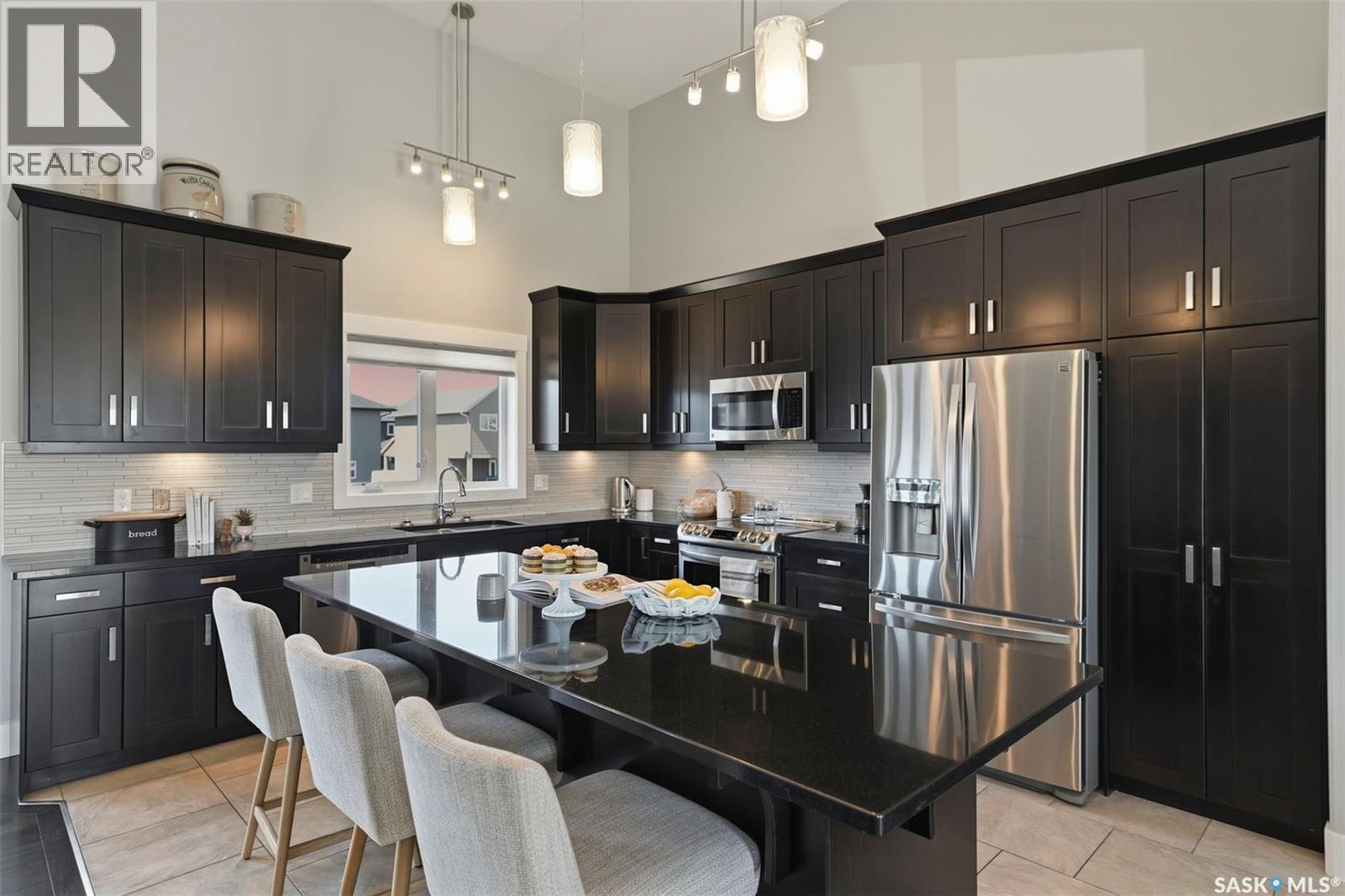 407 Silver Birch Lane, Warman, SK - Indoor Photo Showing Kitchen With Upgraded Kitchen