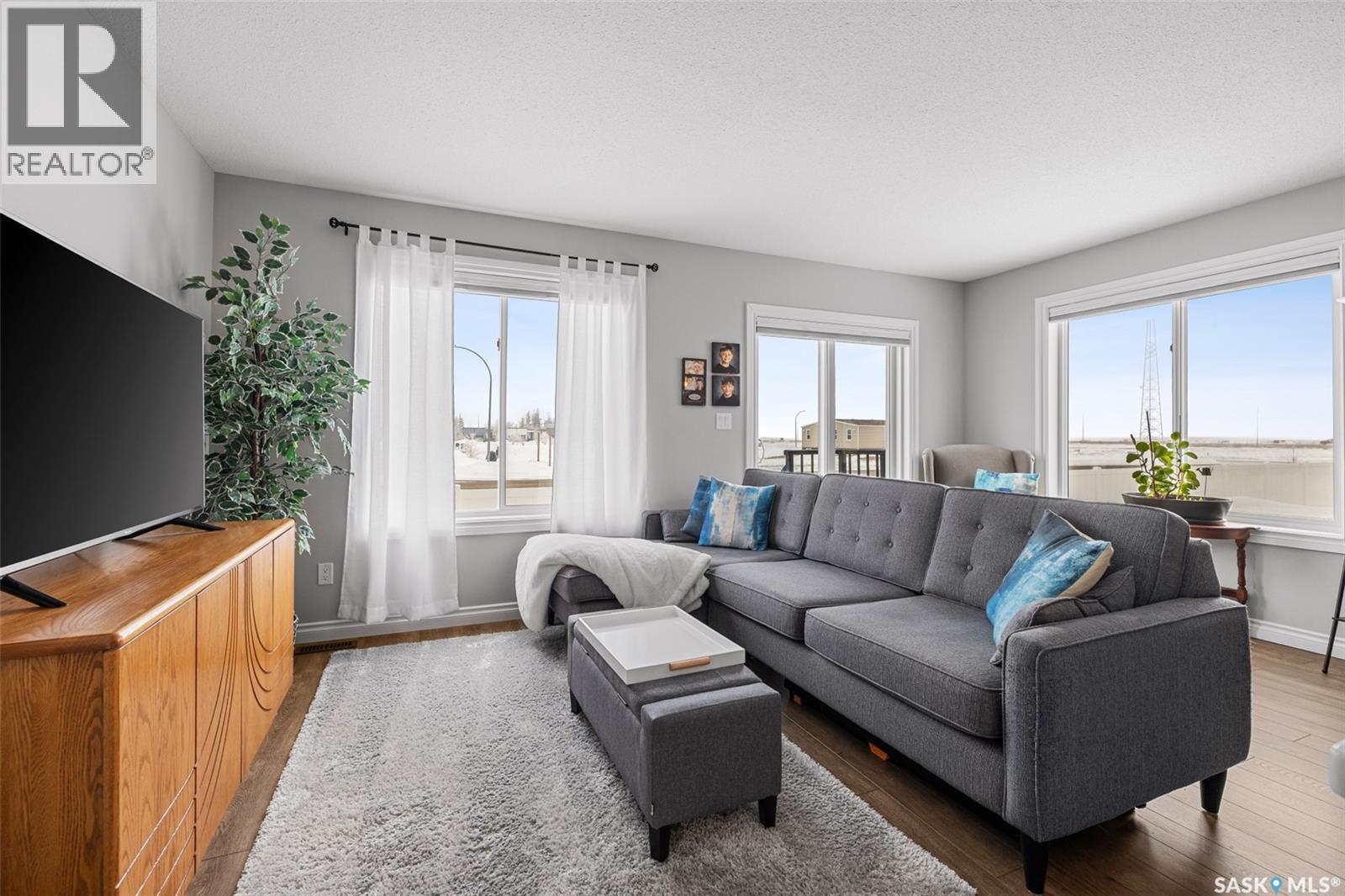 145 Plains Circle, Pilot Butte, SK - Indoor Photo Showing Living Room