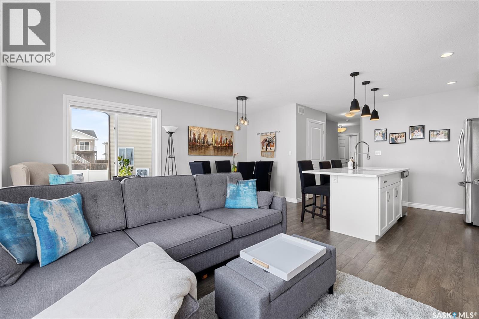 145 Plains Circle, Pilot Butte, SK - Indoor Photo Showing Living Room