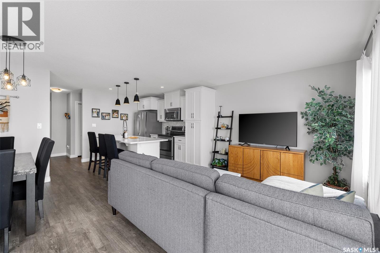 145 Plains Circle, Pilot Butte, SK - Indoor Photo Showing Living Room