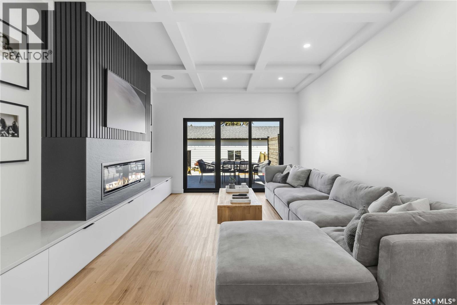 1405 12Th Street E, Saskatoon, SK - Indoor Photo Showing Living Room With Fireplace