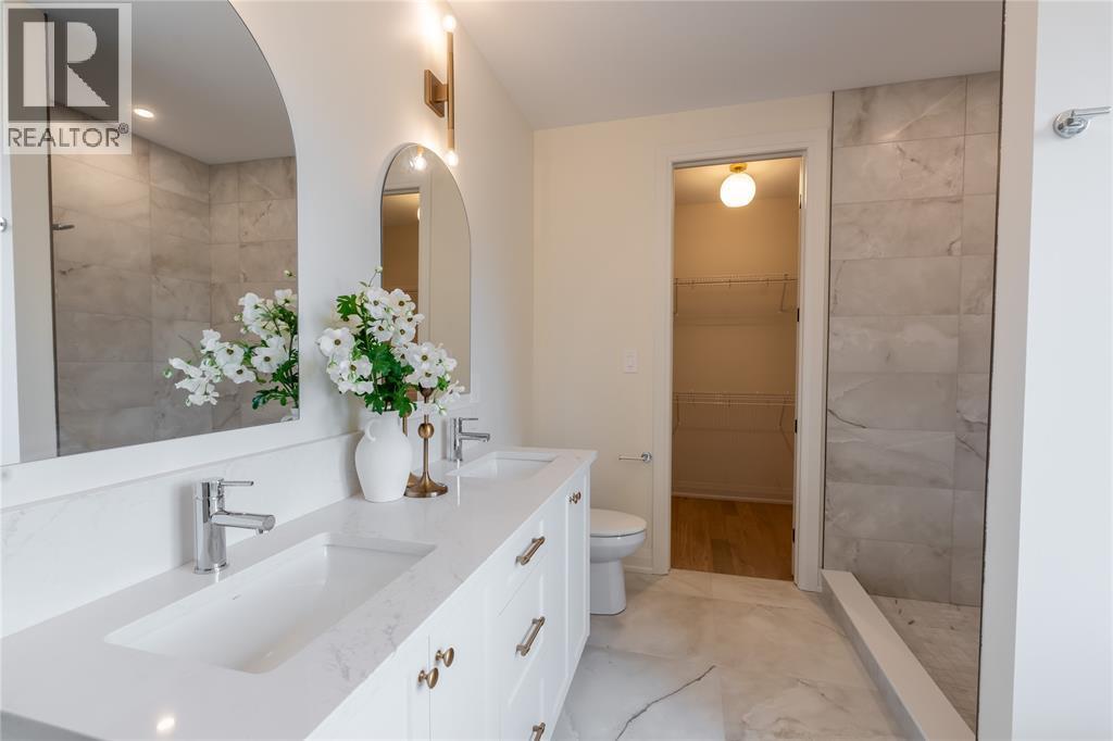 103 Sutherland Drive, St Clair, ON - Indoor Photo Showing Bathroom