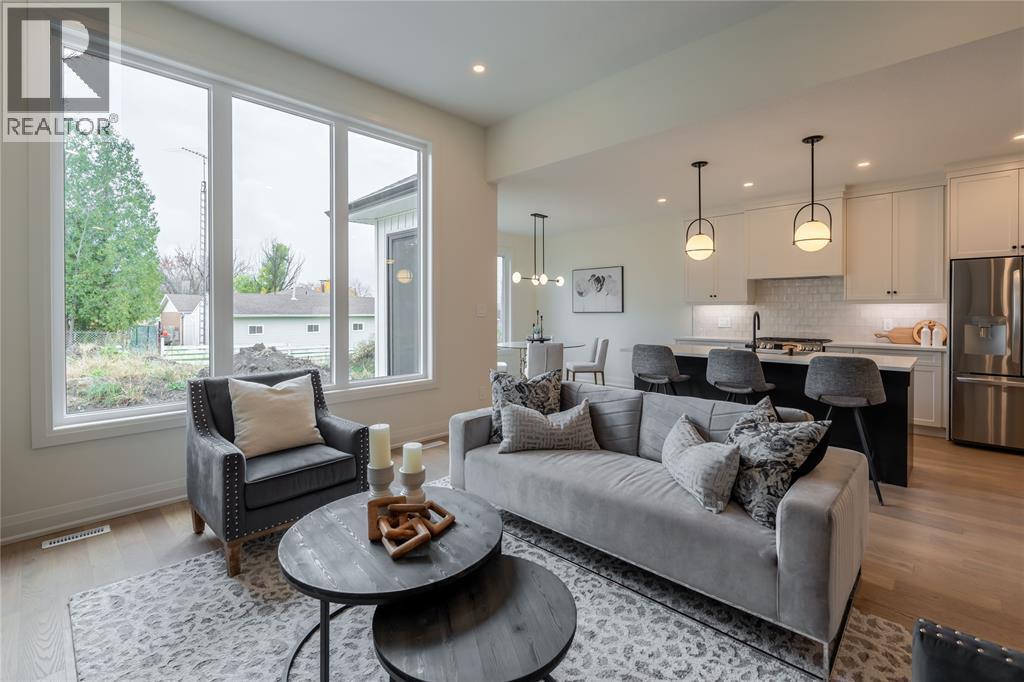 103 Sutherland Drive, St Clair, ON - Indoor Photo Showing Living Room