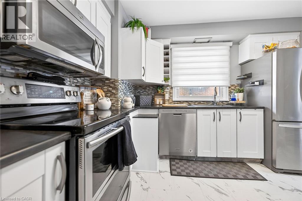 624 Upper Ottawa Street, Hamilton, ON - Indoor Photo Showing Kitchen