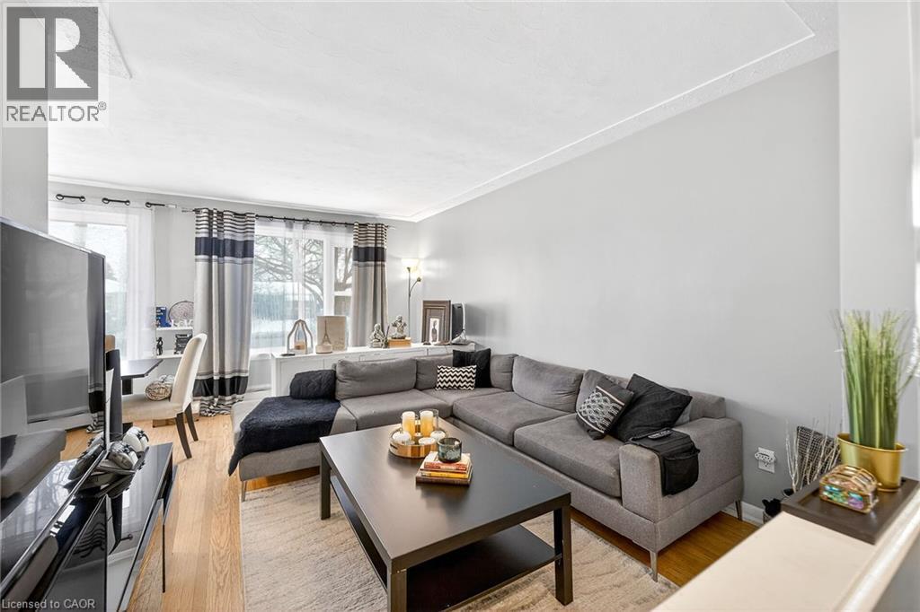 624 Upper Ottawa Street, Hamilton, ON - Indoor Photo Showing Living Room