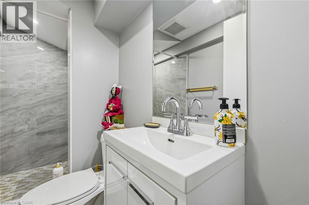 624 Upper Ottawa Street, Hamilton, ON - Indoor Photo Showing Bathroom