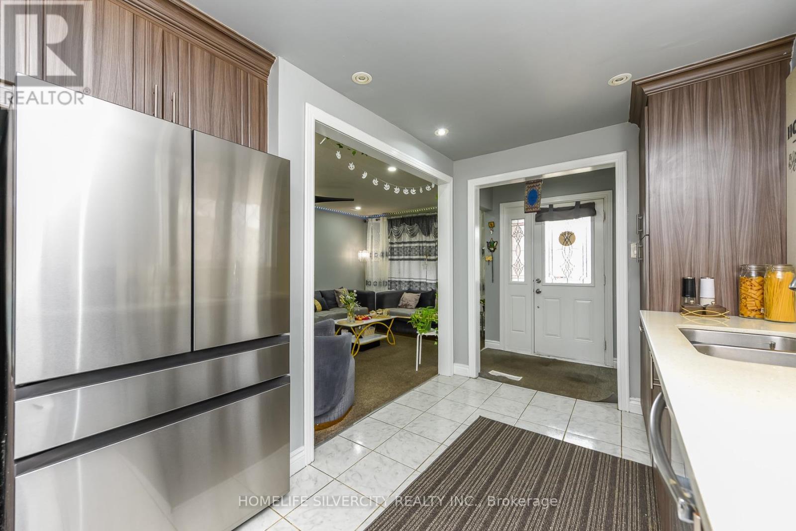 7816 Priory Crescent, Mississauga, ON - Indoor Photo Showing Kitchen With Double Sink