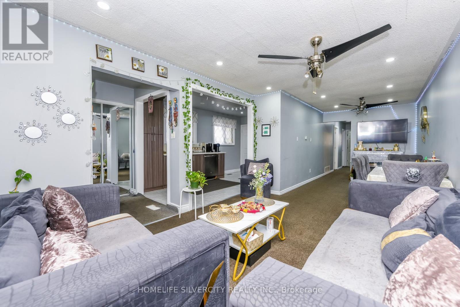 7816 Priory Crescent, Mississauga, ON - Indoor Photo Showing Living Room