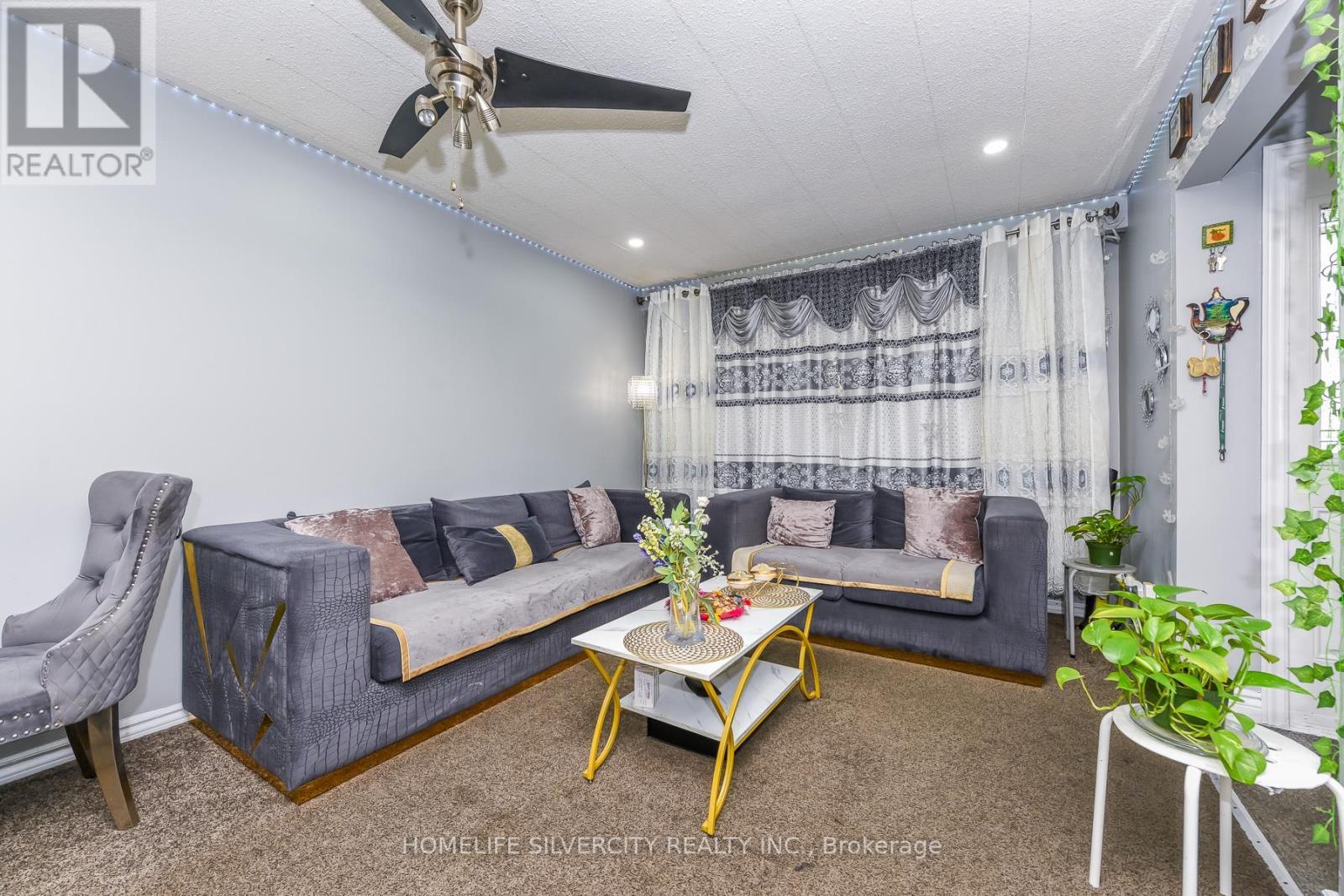 7816 Priory Crescent, Mississauga, ON - Indoor Photo Showing Living Room