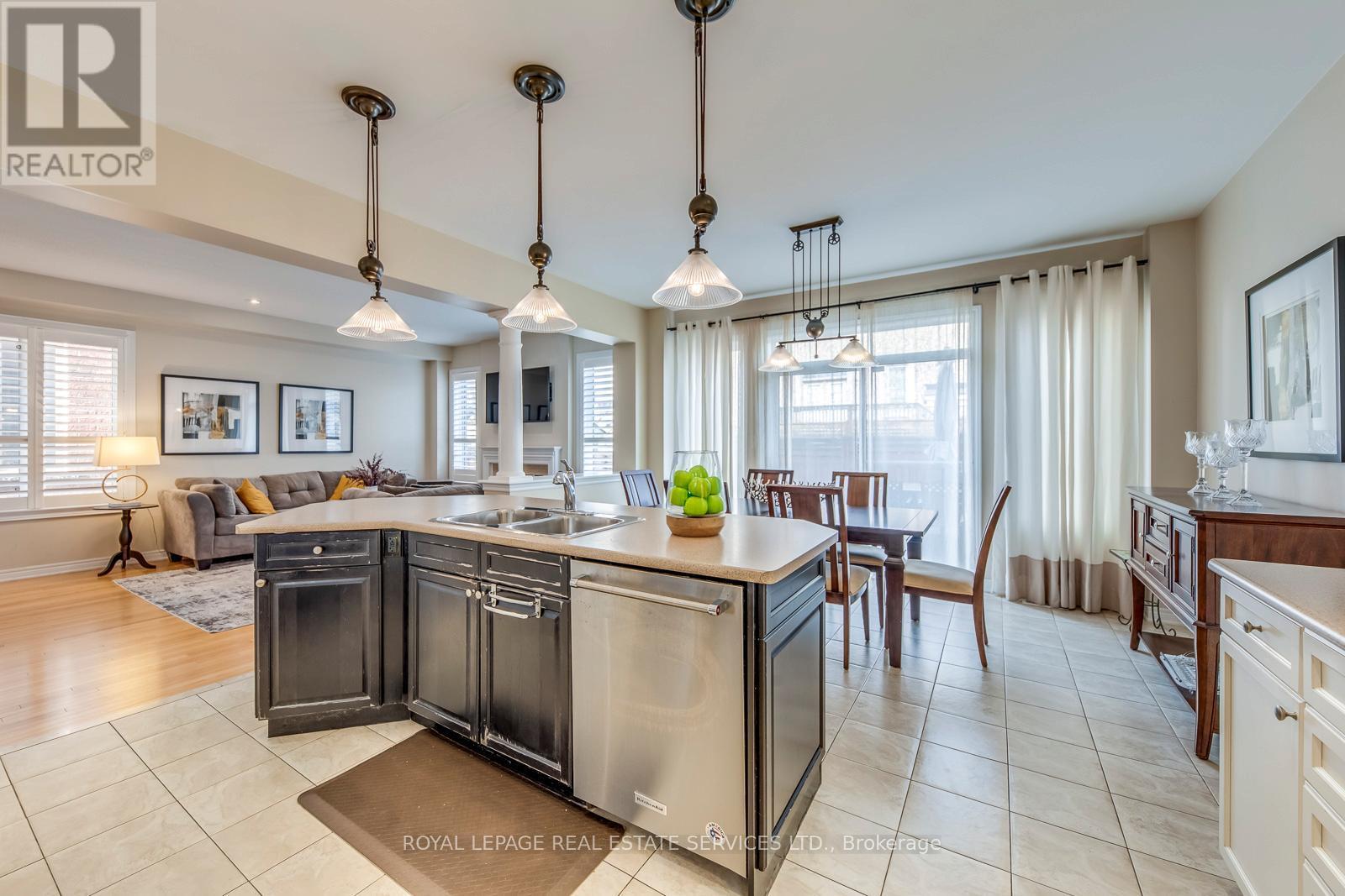 4709 Irena Avenue, Burlington, ON - Indoor Photo Showing Kitchen With Double Sink