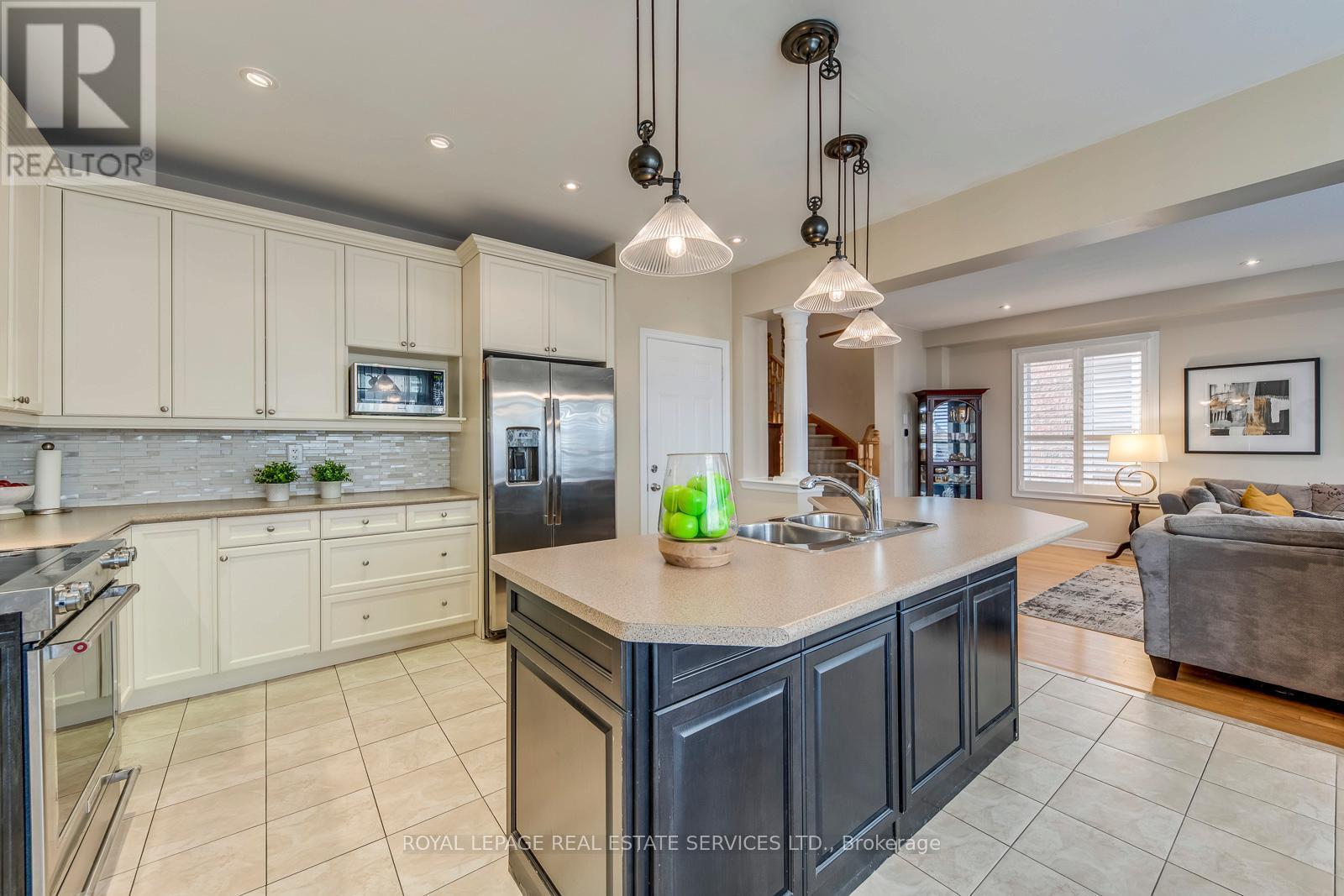 4709 Irena Avenue, Burlington, ON - Indoor Photo Showing Kitchen With Double Sink