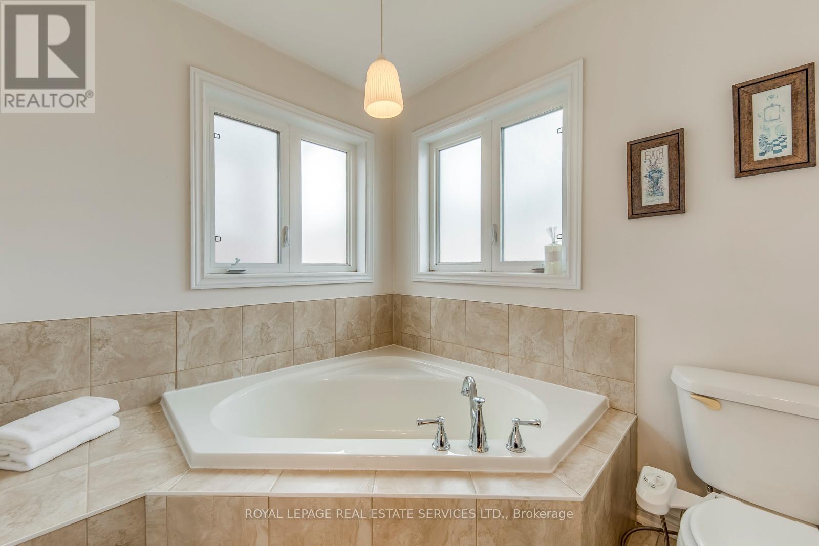 4709 Irena Avenue, Burlington, ON - Indoor Photo Showing Bathroom