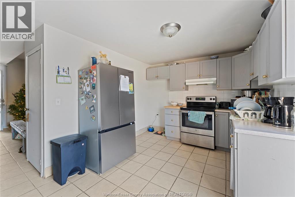 977 Gladstone, Windsor, ON - Indoor Photo Showing Kitchen