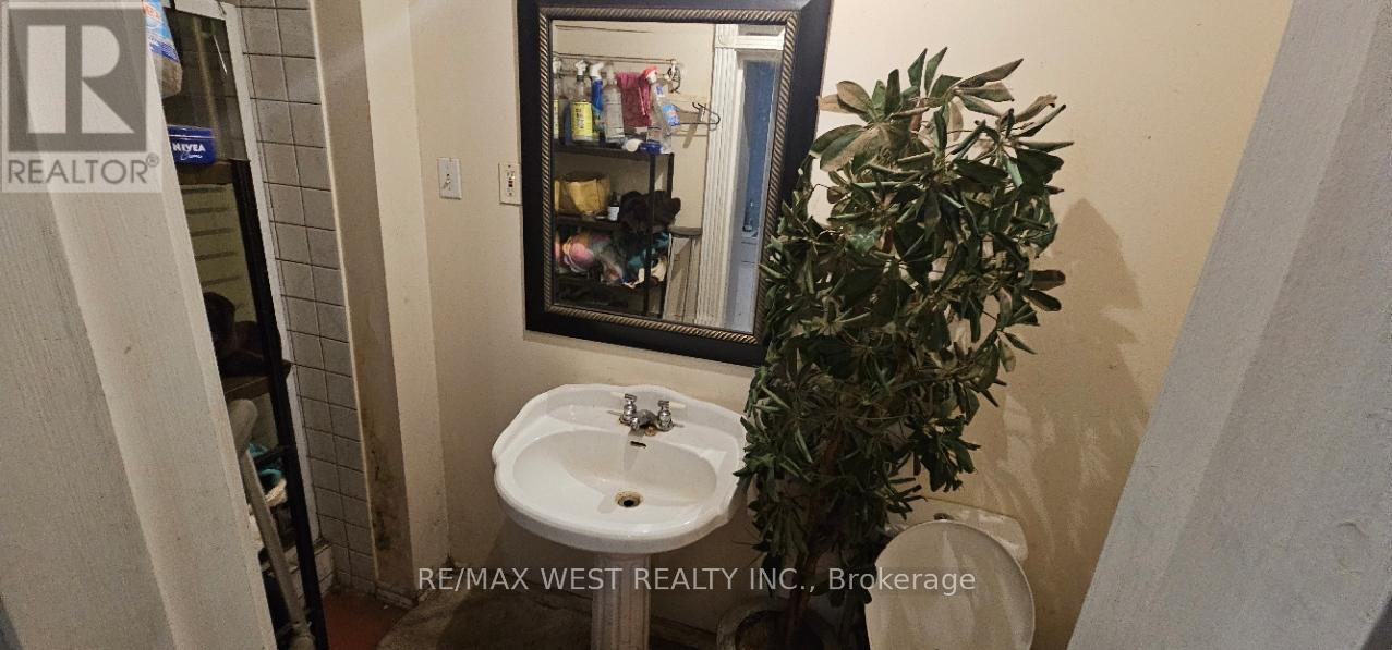 6536 5Th Side Road, Essa, ON - Indoor Photo Showing Bathroom