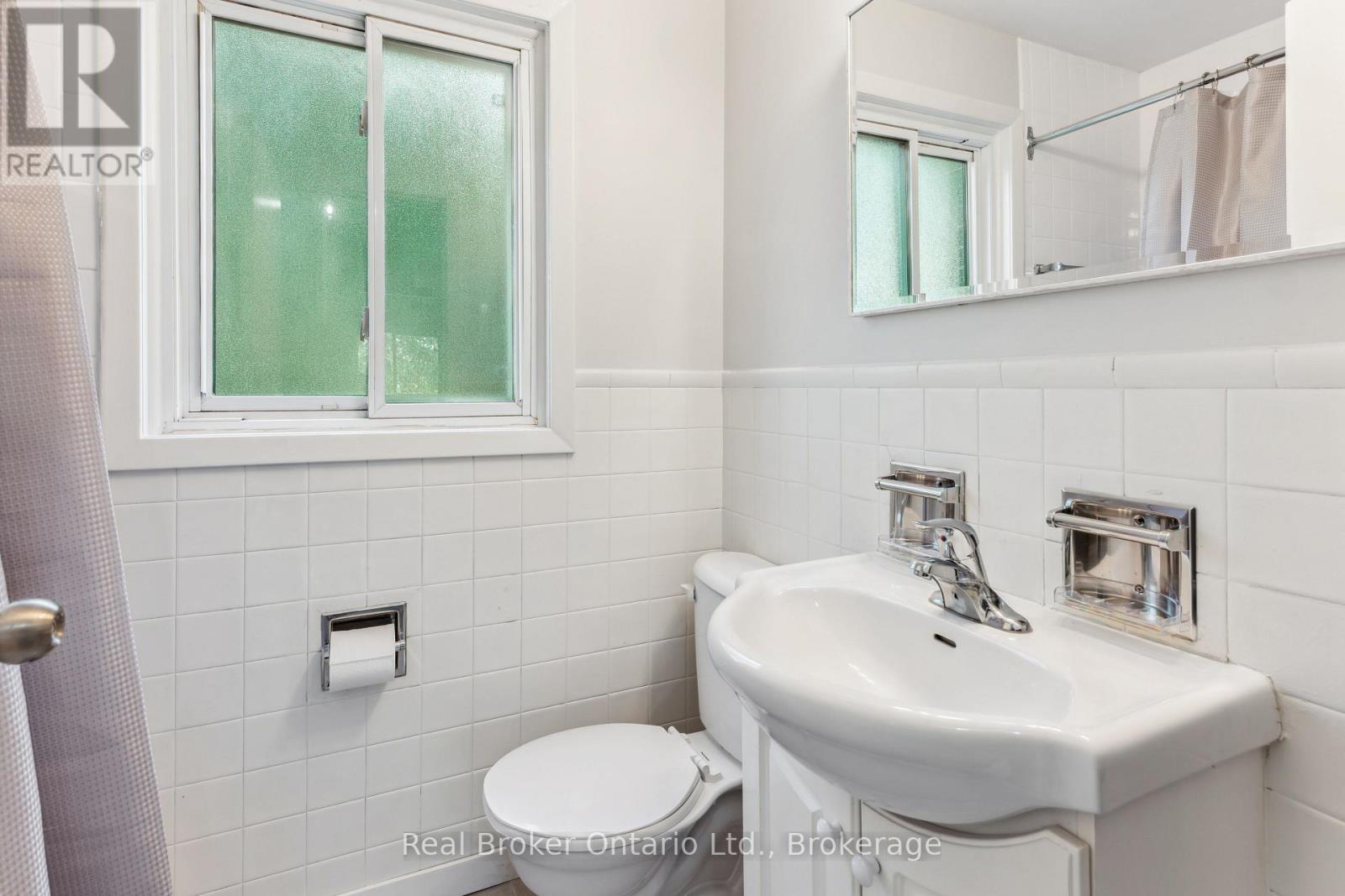 499 Krug Street, Kitchener, ON - Indoor Photo Showing Bathroom