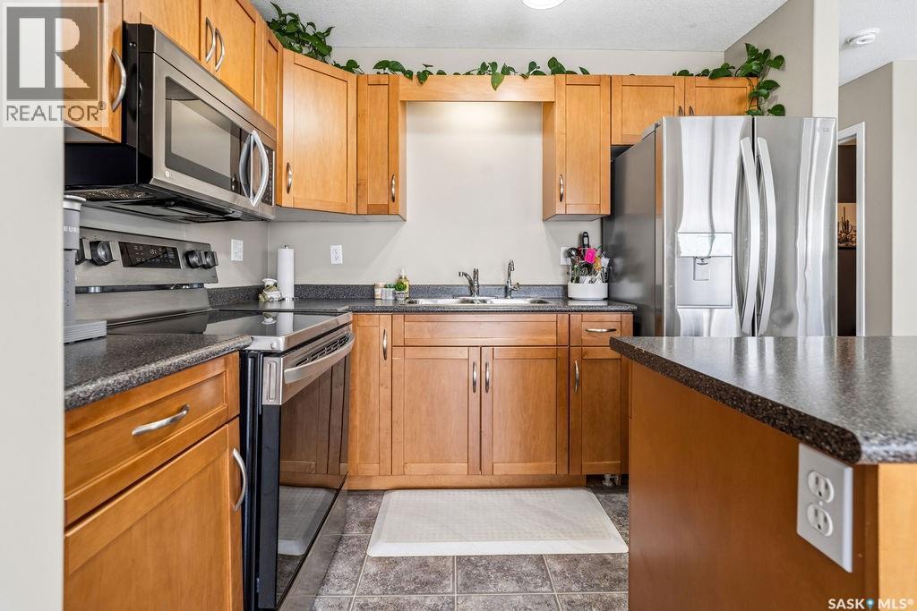 4672 Marigold Drive, Regina, SK - Indoor Photo Showing Kitchen With Double Sink