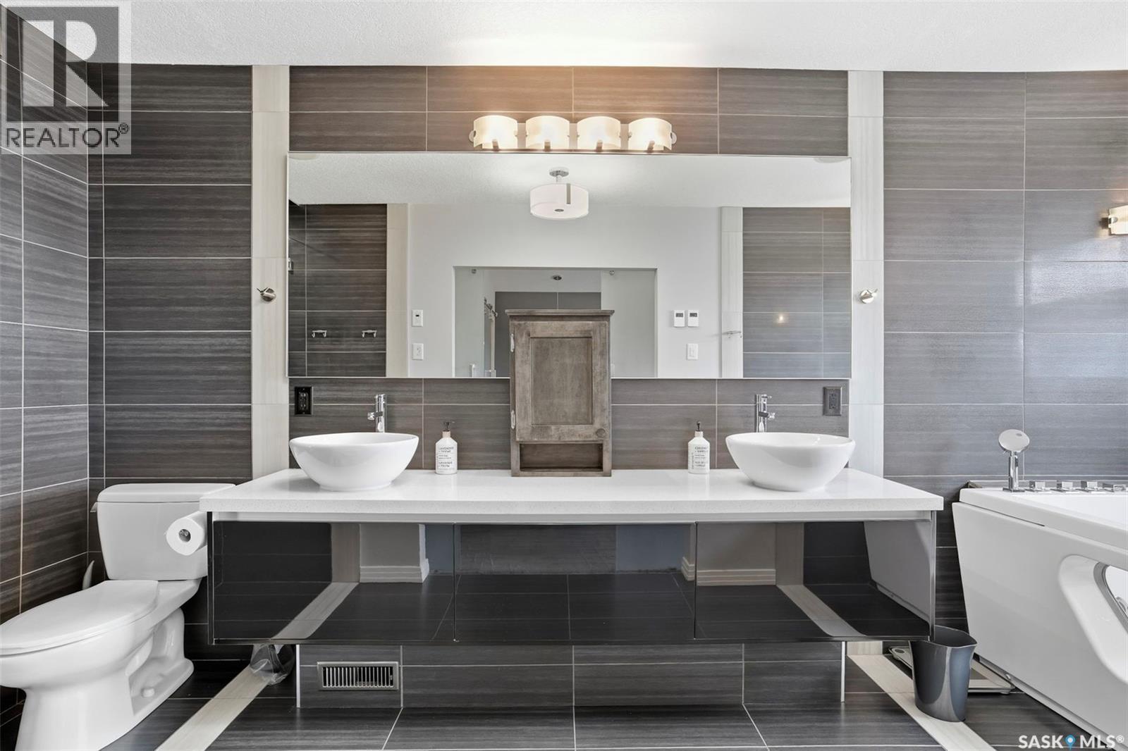 710 Sauer Crescent, Saskatoon, SK - Indoor Photo Showing Bathroom