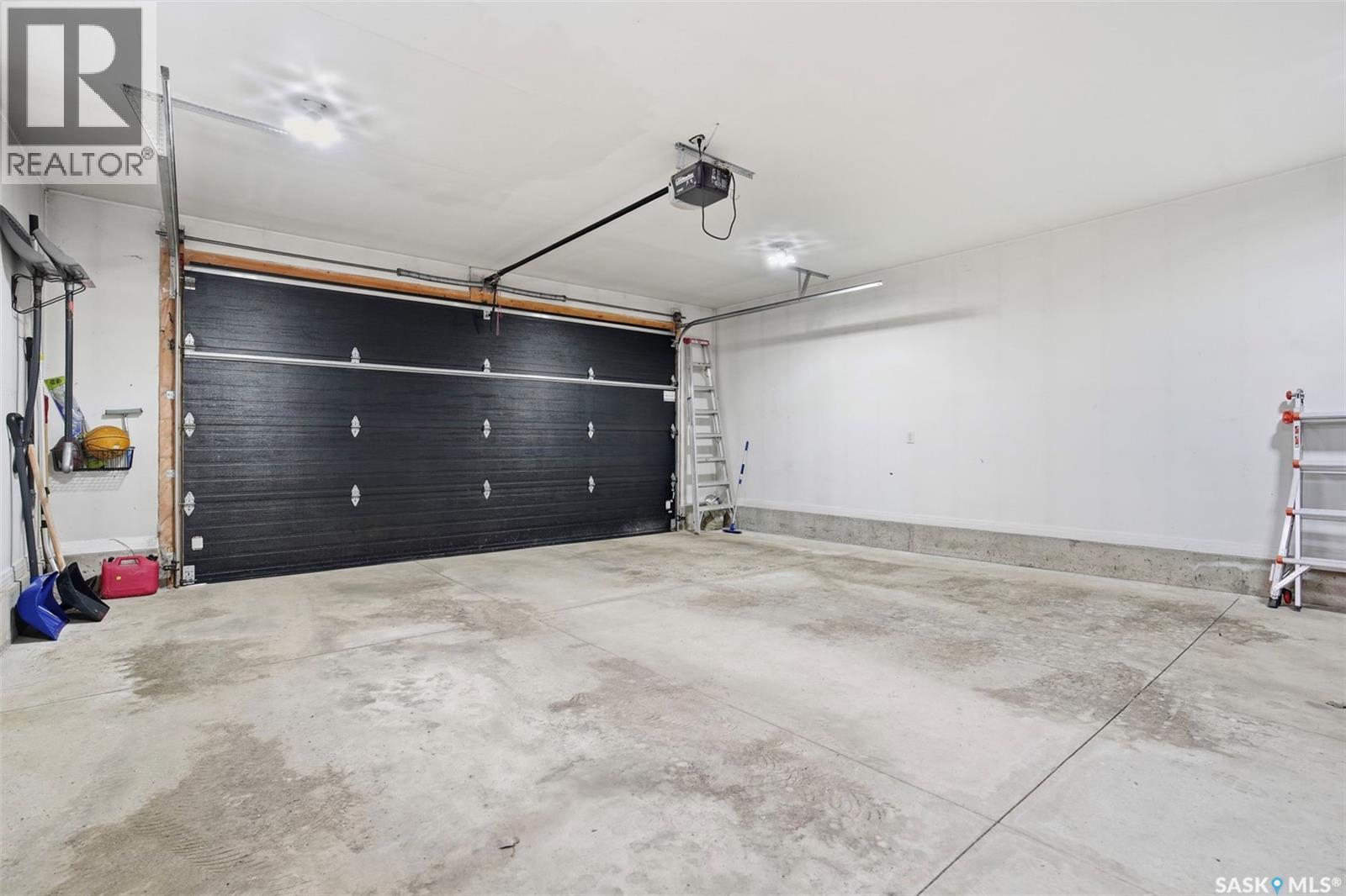 710 Sauer Crescent, Saskatoon, SK - Indoor Photo Showing Garage