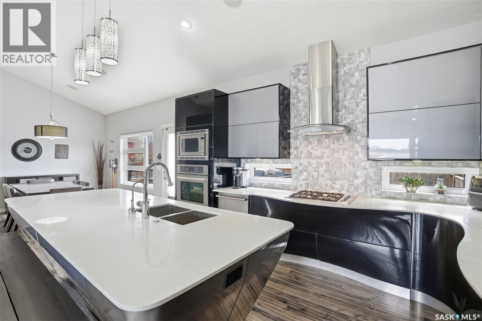 710 Sauer Crescent, Saskatoon, SK - Indoor Photo Showing Kitchen With Double Sink With Upgraded Kitchen