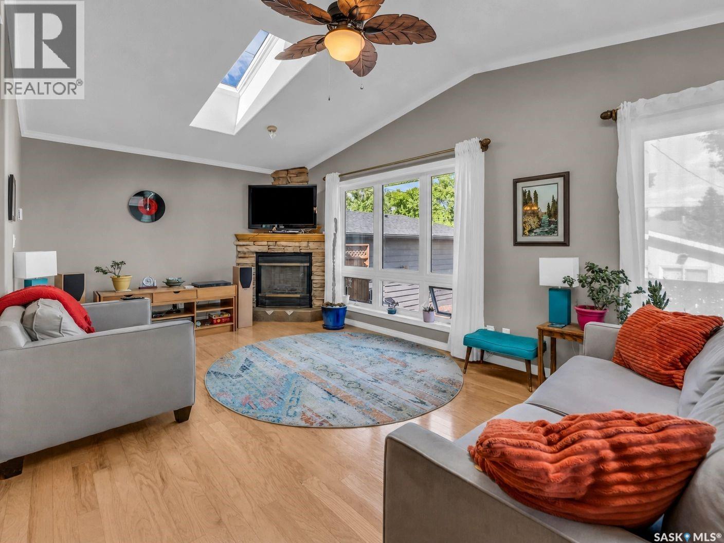 1534 9Th Avenue N, Saskatoon, SK - Indoor Photo Showing Living Room With Fireplace