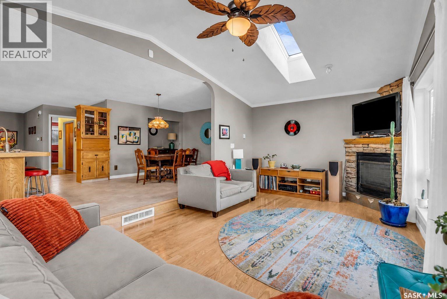 1534 9Th Avenue N, Saskatoon, SK - Indoor Photo Showing Living Room With Fireplace