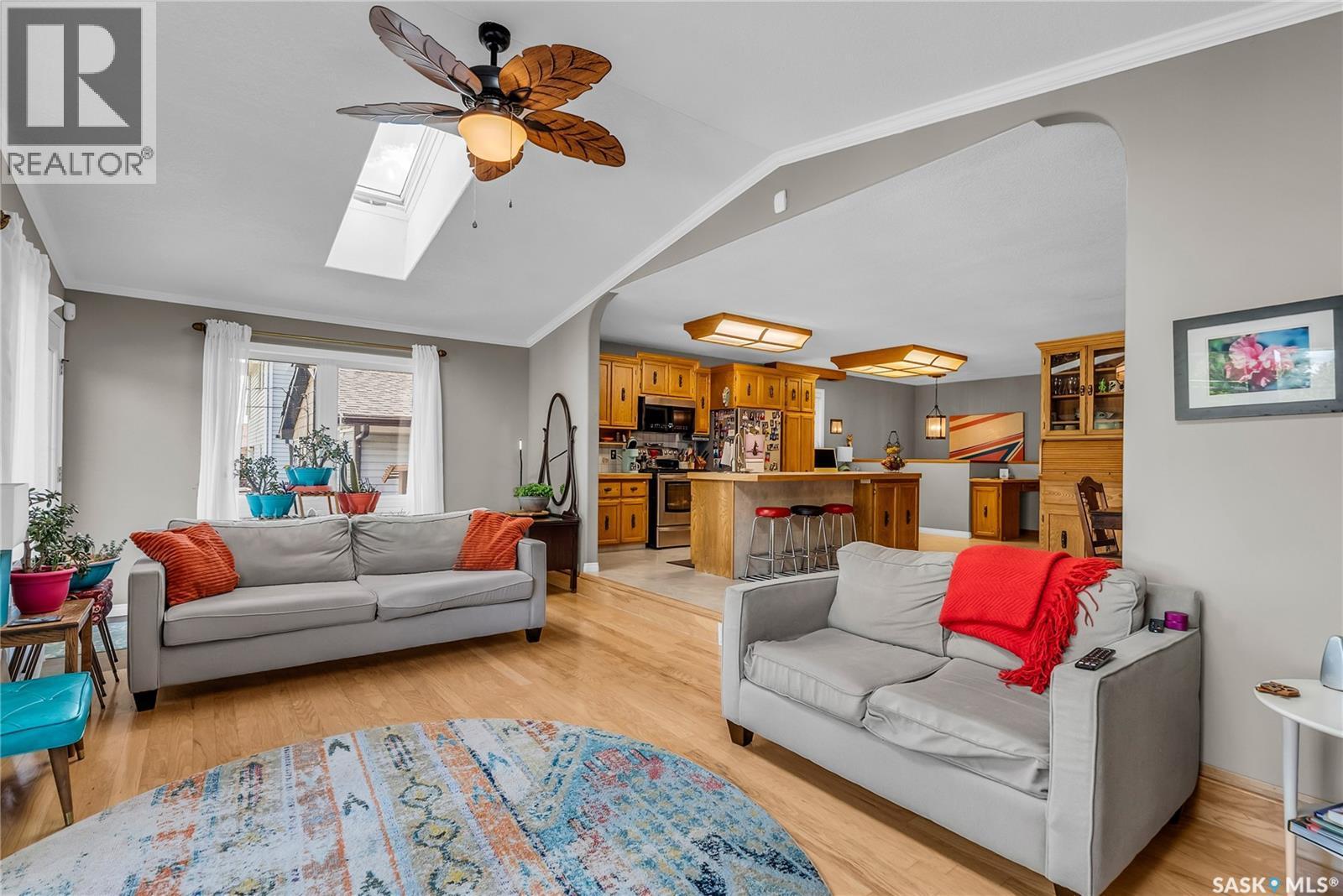 1534 9Th Avenue N, Saskatoon, SK - Indoor Photo Showing Living Room