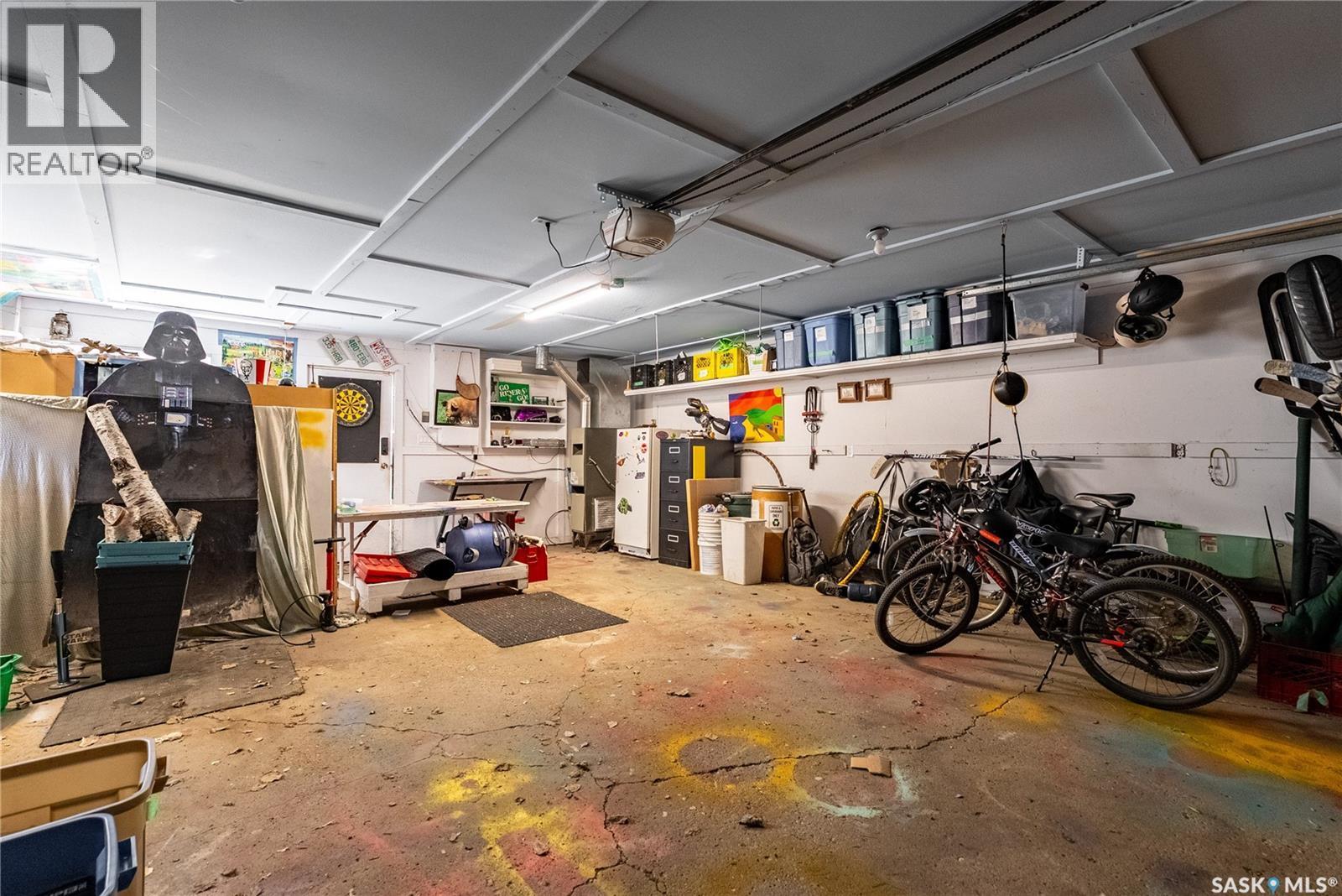 1534 9Th Avenue N, Saskatoon, SK - Indoor Photo Showing Garage