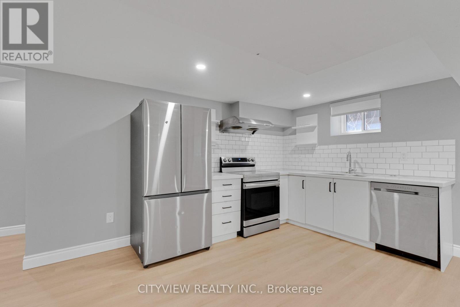 76 Stapleton Avenue, Hamilton, ON - Indoor Photo Showing Kitchen
