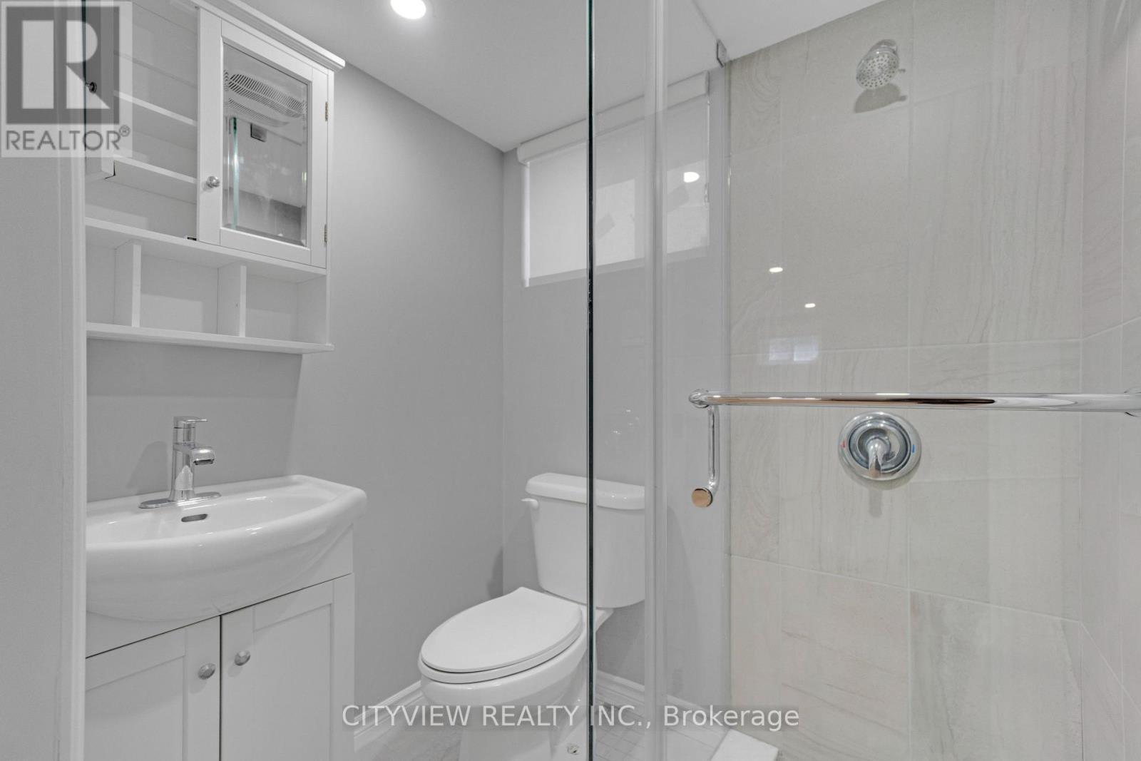76 Stapleton Avenue, Hamilton, ON - Indoor Photo Showing Bathroom
