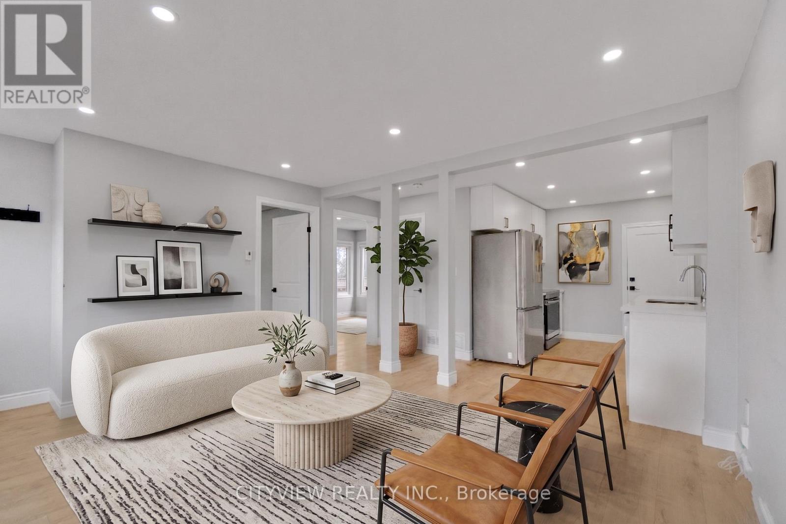 76 Stapleton Avenue, Hamilton, ON - Indoor Photo Showing Living Room