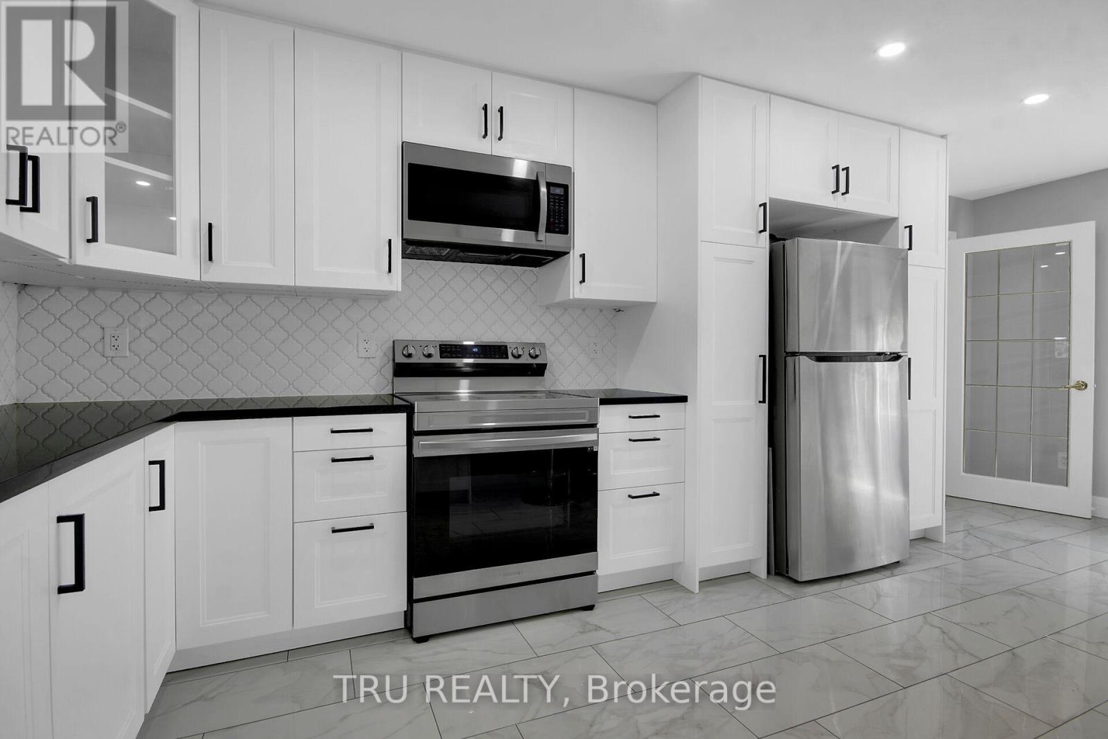 7038 Shields Drive, Ottawa, ON - Indoor Photo Showing Kitchen With Stainless Steel Kitchen With Upgraded Kitchen