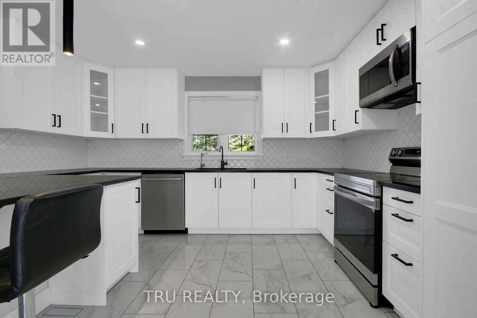 7038 Shields Drive, Ottawa, ON - Indoor Photo Showing Kitchen With Upgraded Kitchen