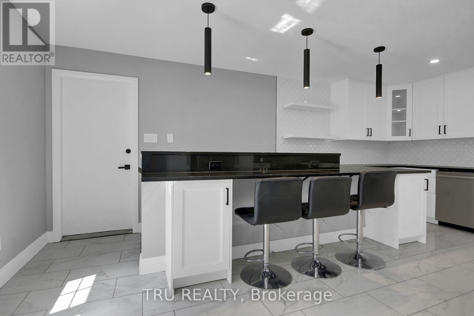 7038 Shields Drive, Ottawa, ON - Indoor Photo Showing Kitchen