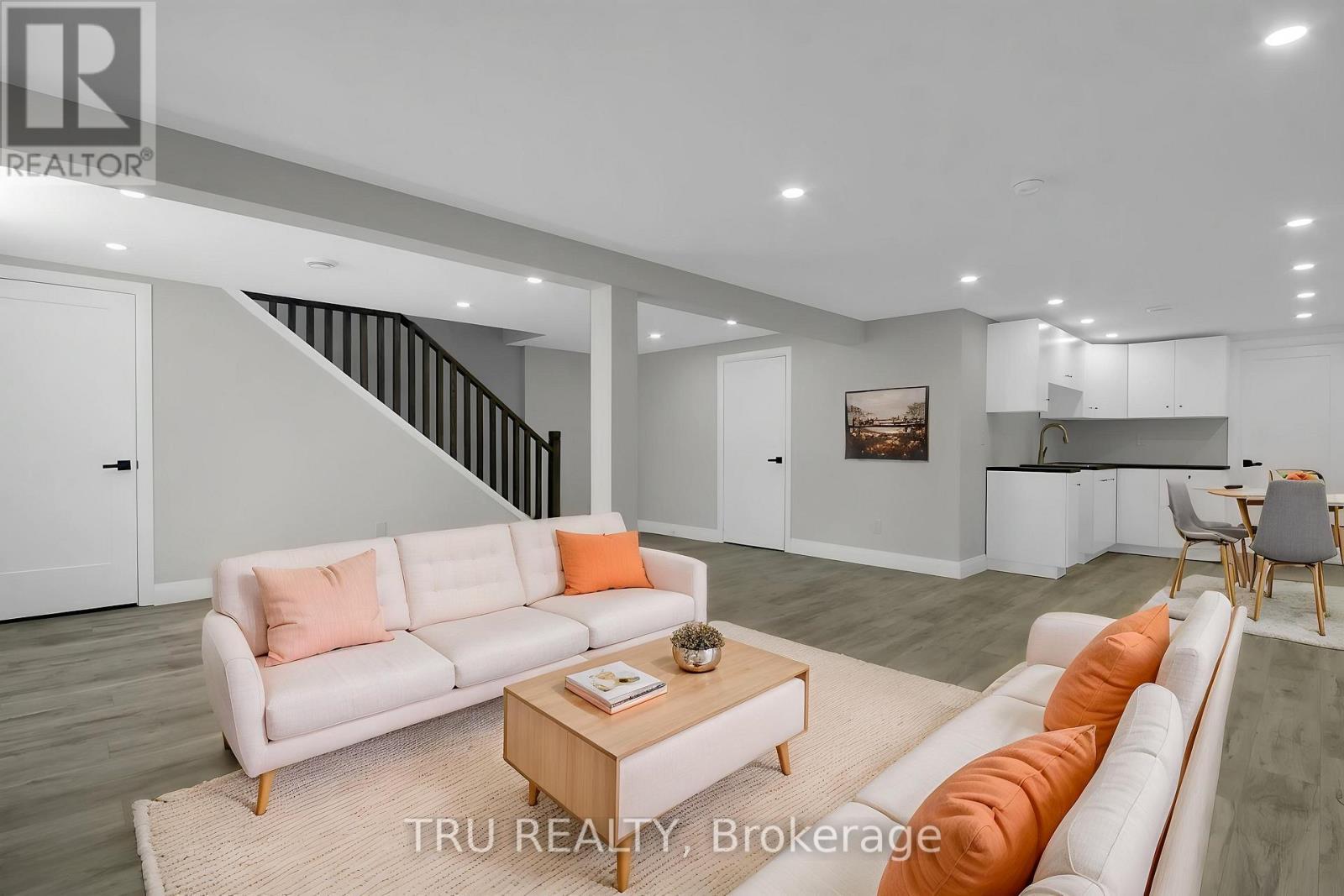 7038 Shields Drive, Ottawa, ON - Indoor Photo Showing Living Room