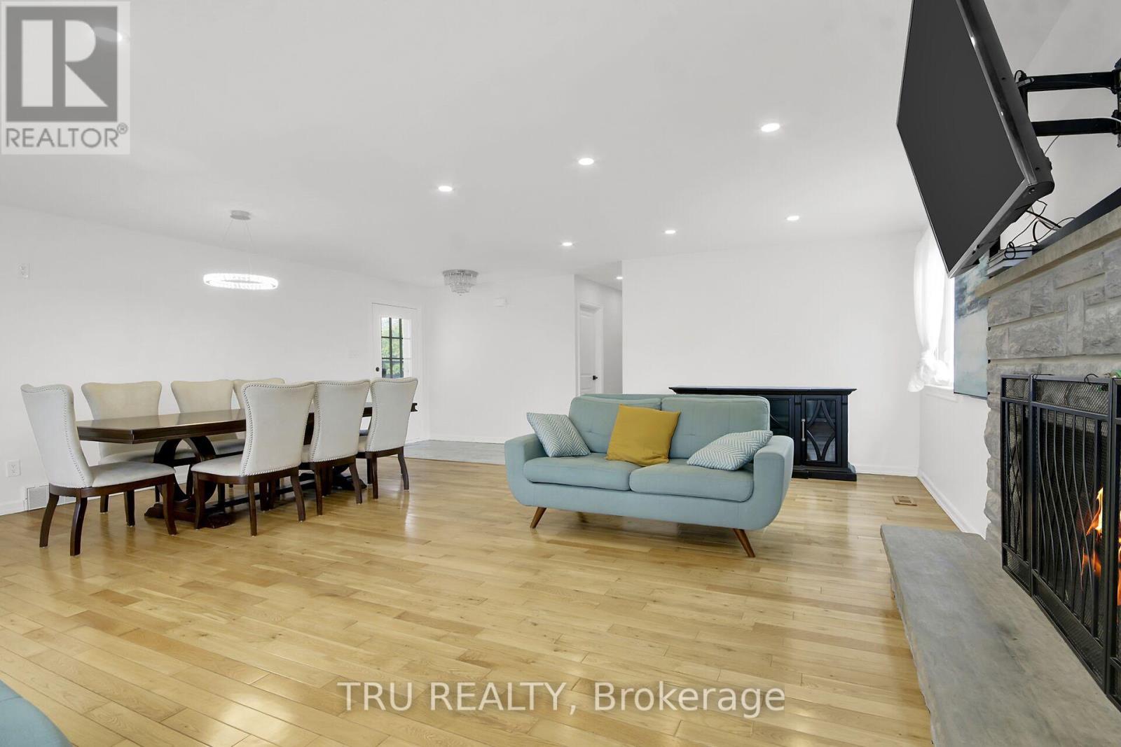 7038 Shields Drive, Ottawa, ON - Indoor