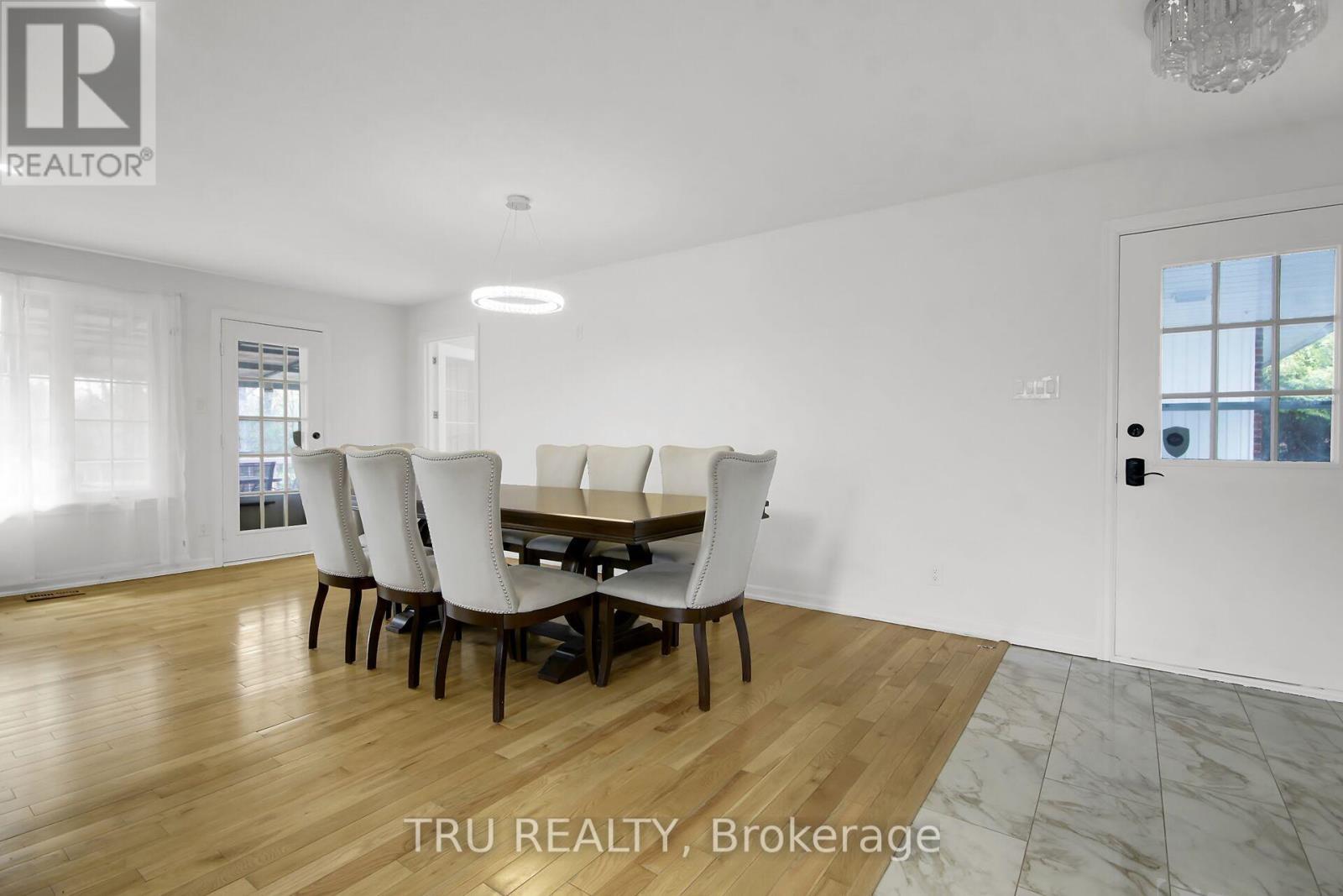 7038 Shields Drive, Ottawa, ON - Indoor Photo Showing Dining Room