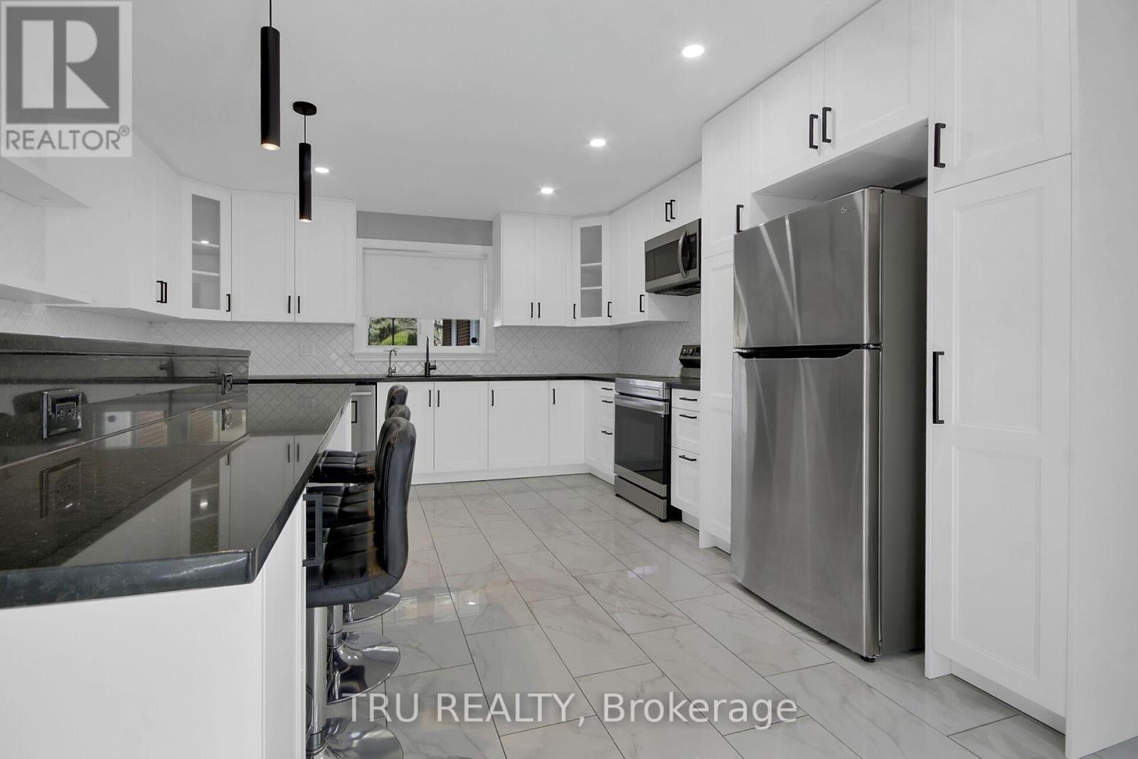 7038 Shields Drive, Ottawa, ON - Indoor Photo Showing Kitchen With Stainless Steel Kitchen