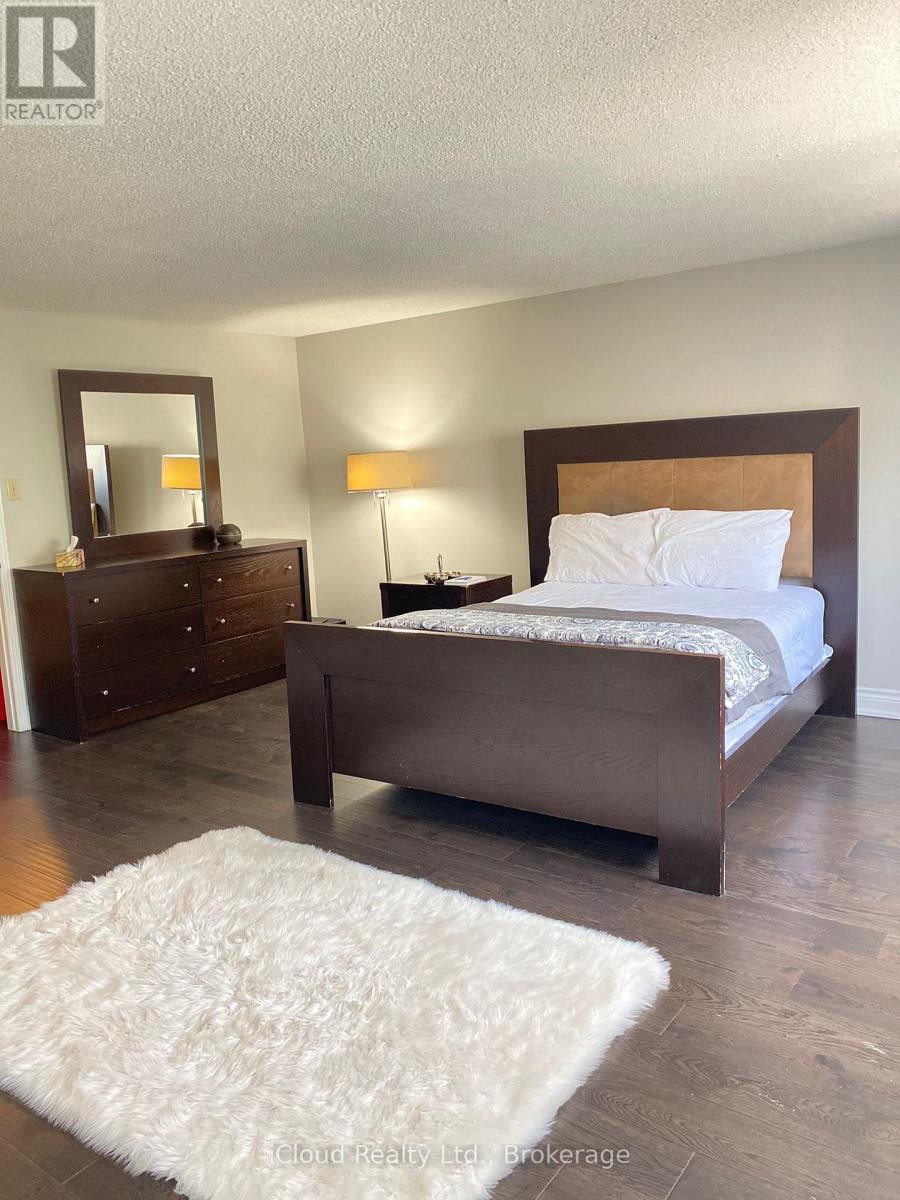 2776 Lindholm Crescent, Mississauga, ON - Indoor Photo Showing Bedroom