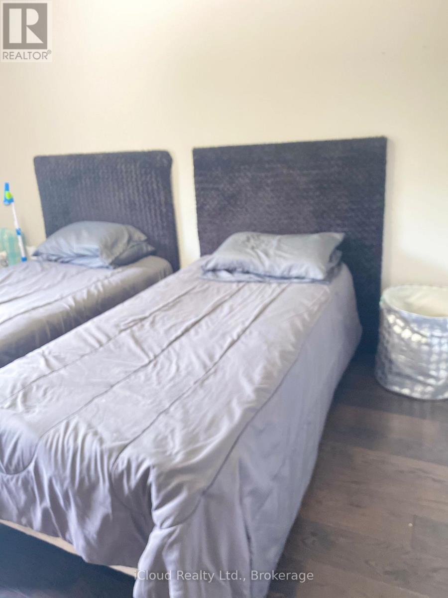 2776 Lindholm Crescent, Mississauga, ON - Indoor Photo Showing Bedroom