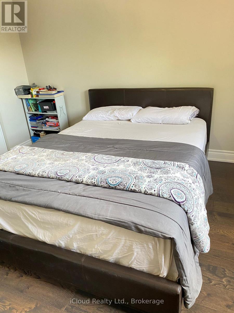 2776 Lindholm Crescent, Mississauga, ON - Indoor Photo Showing Bedroom