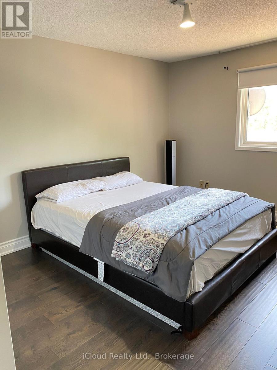2776 Lindholm Crescent, Mississauga, ON - Indoor Photo Showing Bedroom