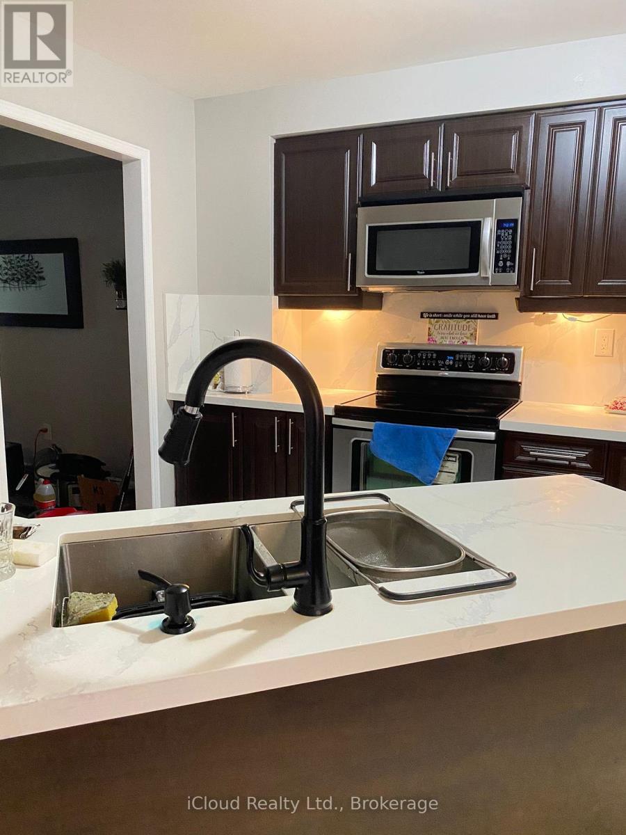 2776 Lindholm Crescent, Mississauga, ON - Indoor Photo Showing Kitchen With Double Sink With Upgraded Kitchen