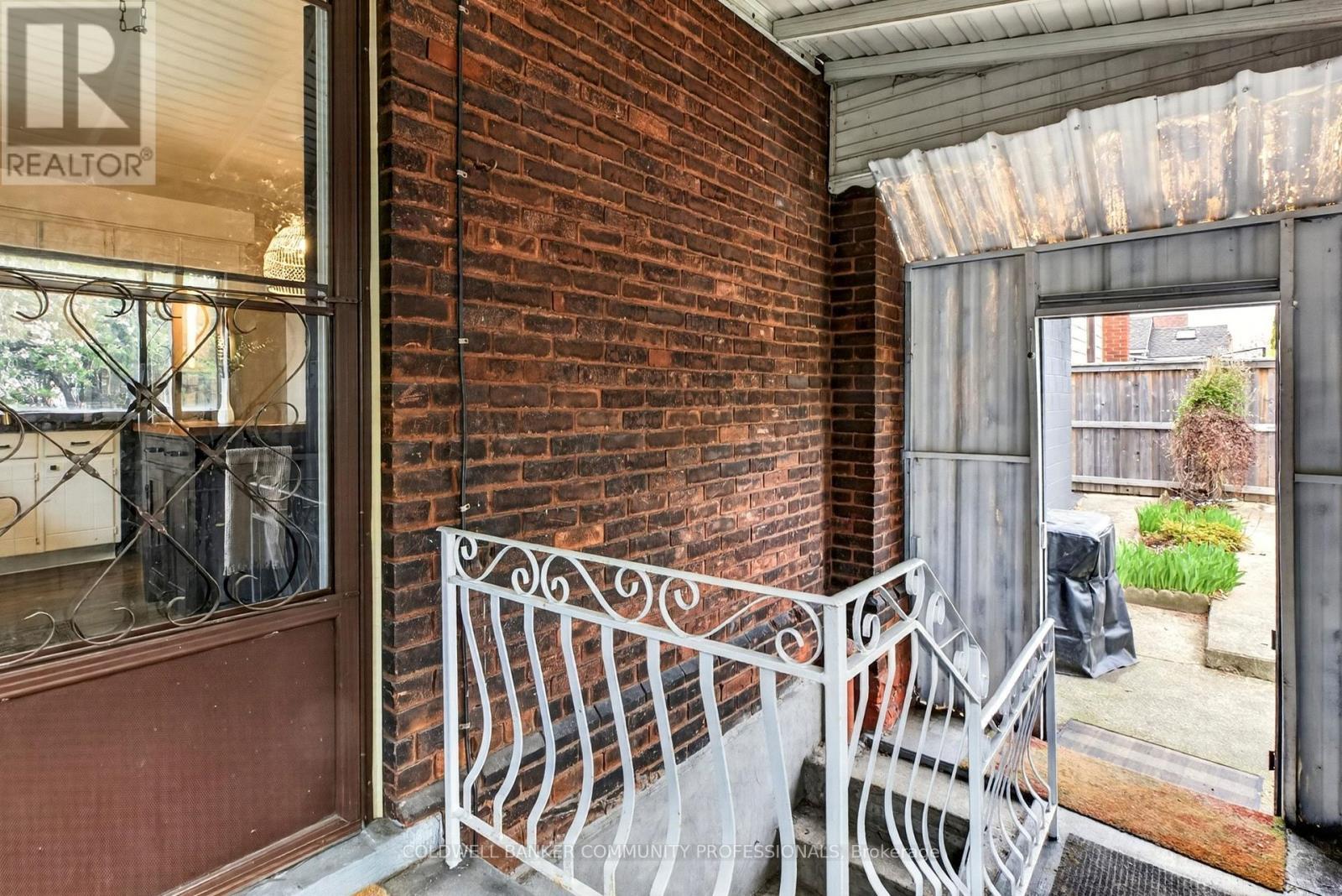 181 Simcoe Street E, Hamilton, ON - With Exterior