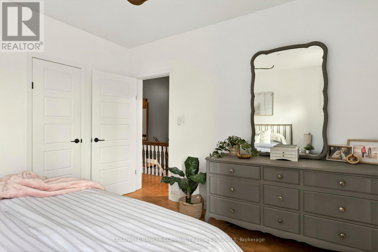 181 Simcoe Street E, Hamilton, ON - Indoor Photo Showing Bedroom