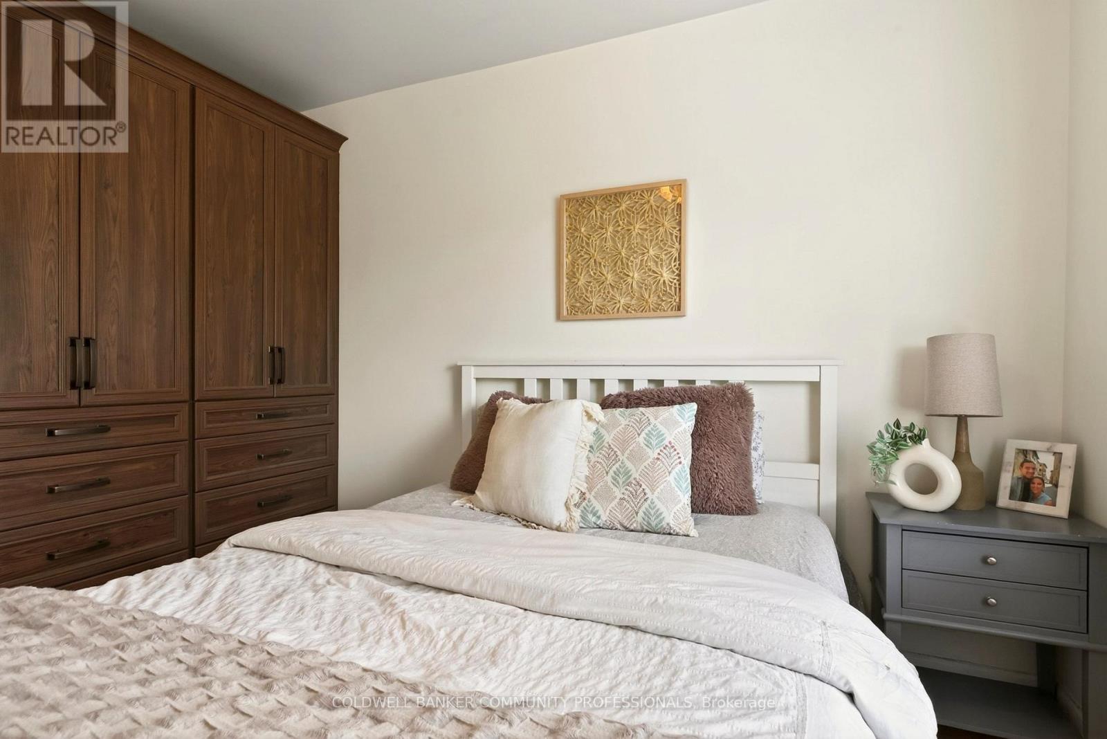 181 Simcoe Street E, Hamilton, ON - Indoor Photo Showing Bedroom
