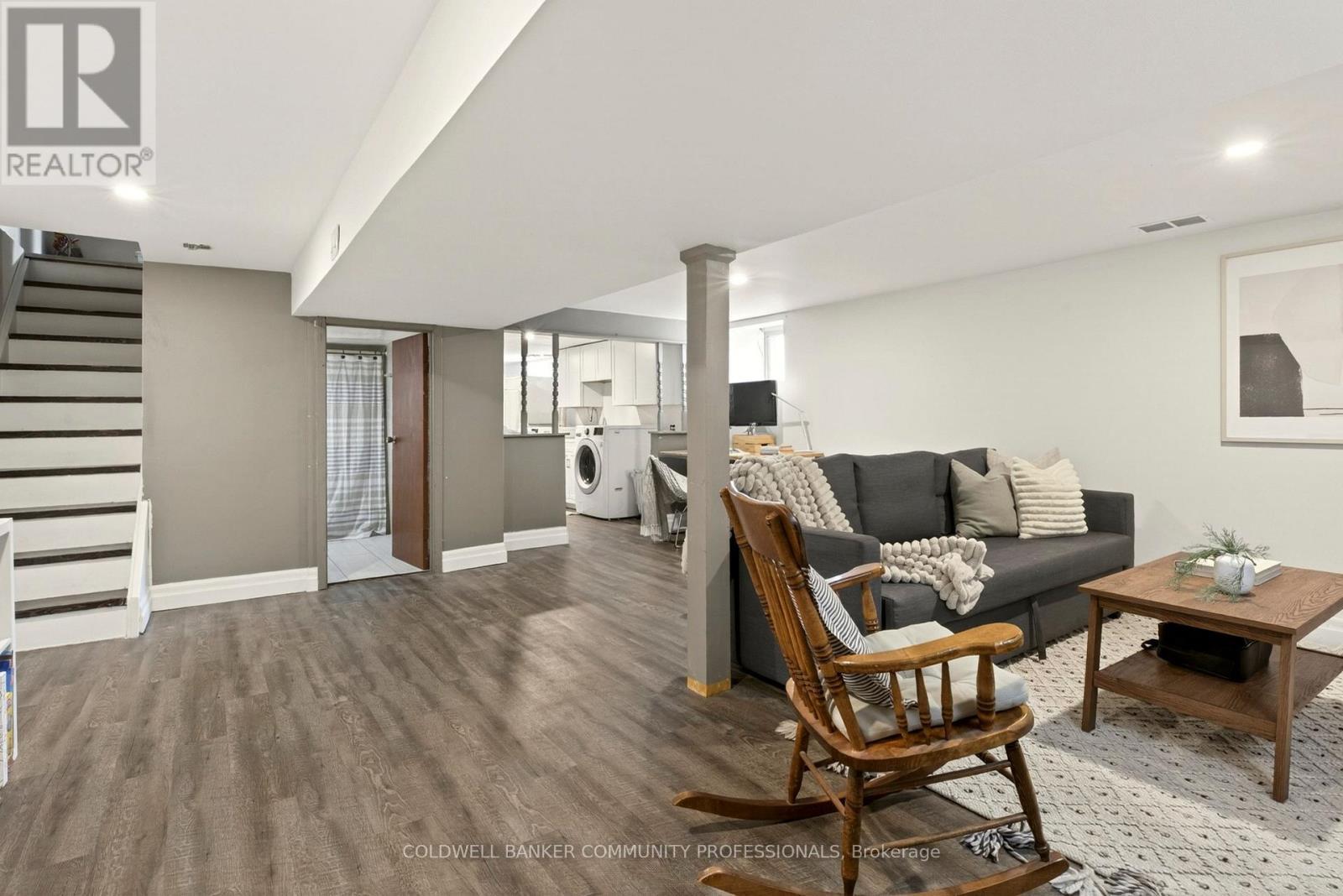181 Simcoe Street E, Hamilton, ON - Indoor Photo Showing Living Room