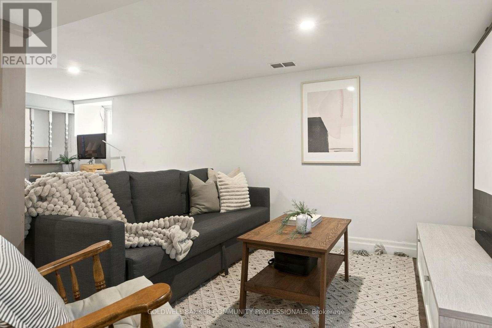 181 Simcoe Street E, Hamilton, ON - Indoor Photo Showing Living Room