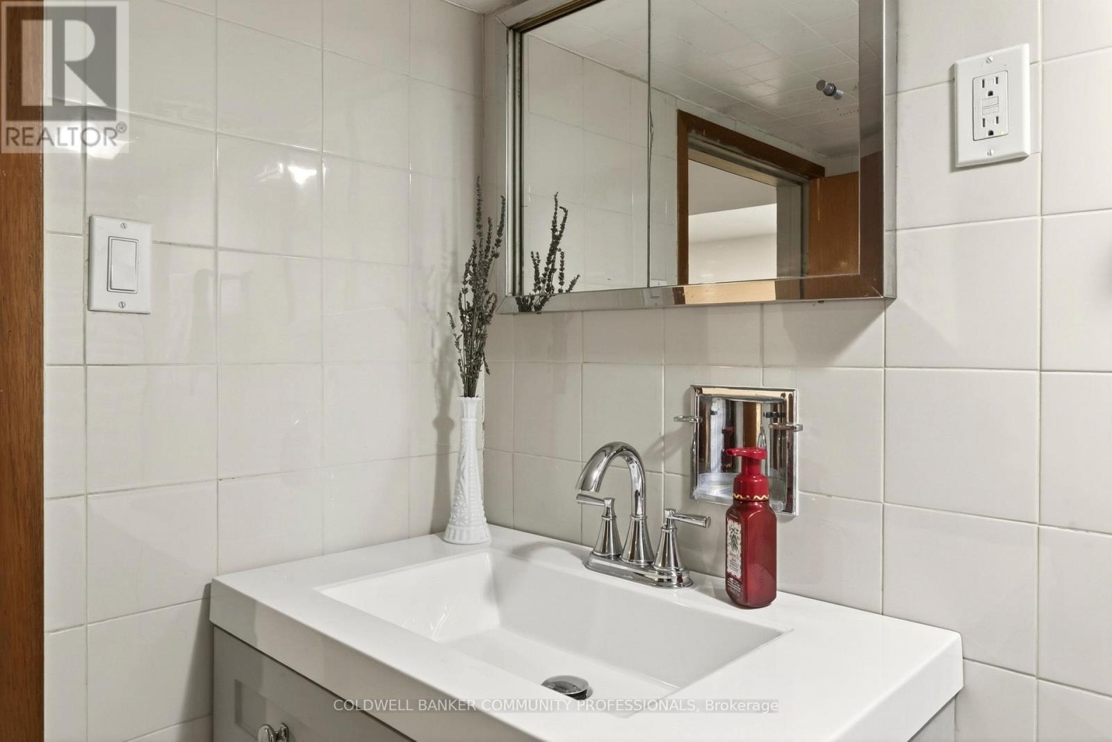 181 Simcoe Street E, Hamilton, ON - Indoor Photo Showing Bathroom